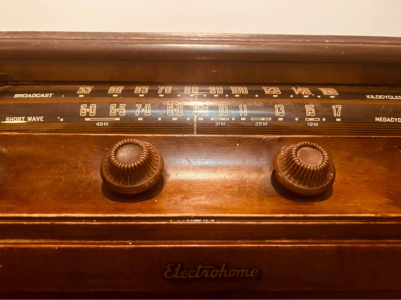 Screenshot 2024-10-08 at 00-33-19 Marketplace – Vintage Record Player&Radio - Electrohome Face...png